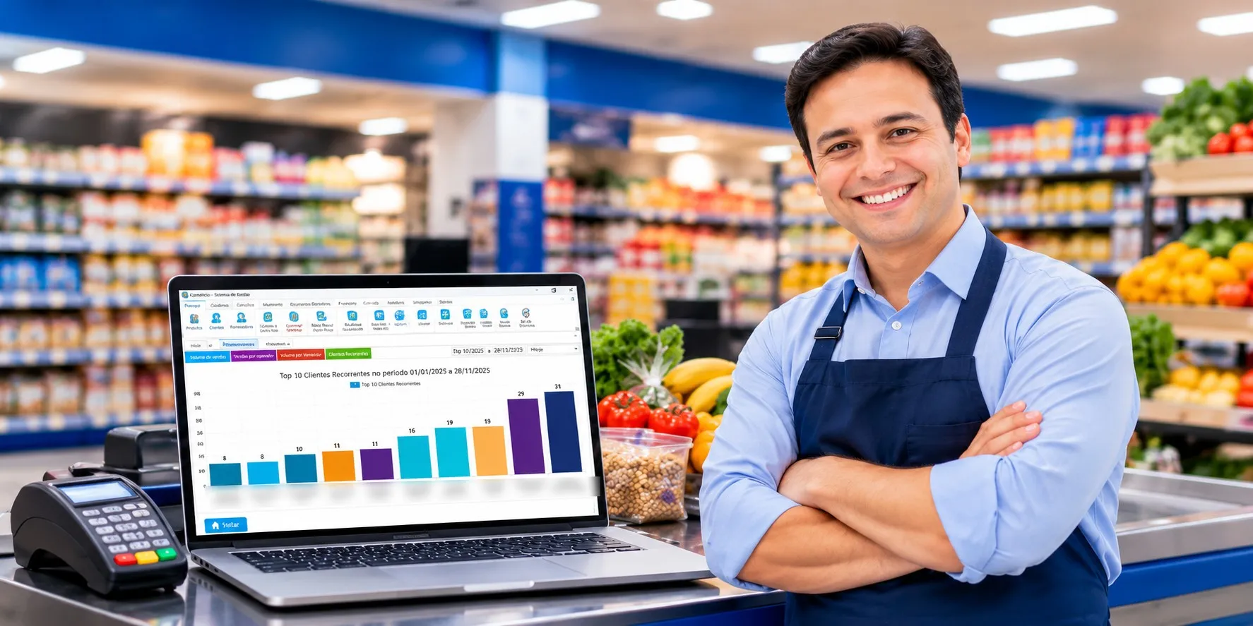Dono de supermercado sorrindo no caixa, ao lado de um notebook com o relatório de clientes do iComércio ERP